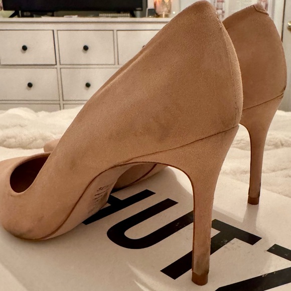 Schutz Nude Suede Honey Beige Pointed Toe Heels - Picture 4 of 7
